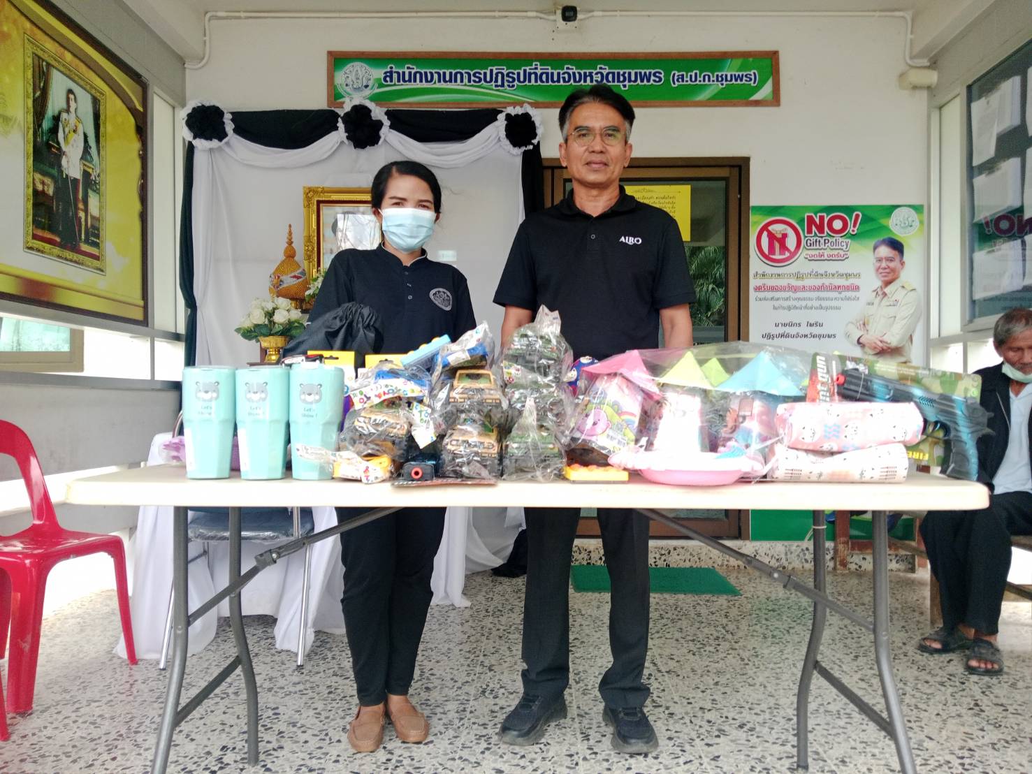 title - วันพุธที่ 7 มกราคม พ.ศ. 2569 นายนิกร ไพริน ปฏิรูปที่ดินจังหวัดชุมพร มอบของขวัญ ของรางวัล ให้กับพิพิธภัณฑสถานแห่งชาติ ชุมพร ใช้สำหรับแจกแก่ผู้ที่เข้าร่วมกิจกรรมวันเด็กแห่งชาติประจำปี พ.ศ.2569